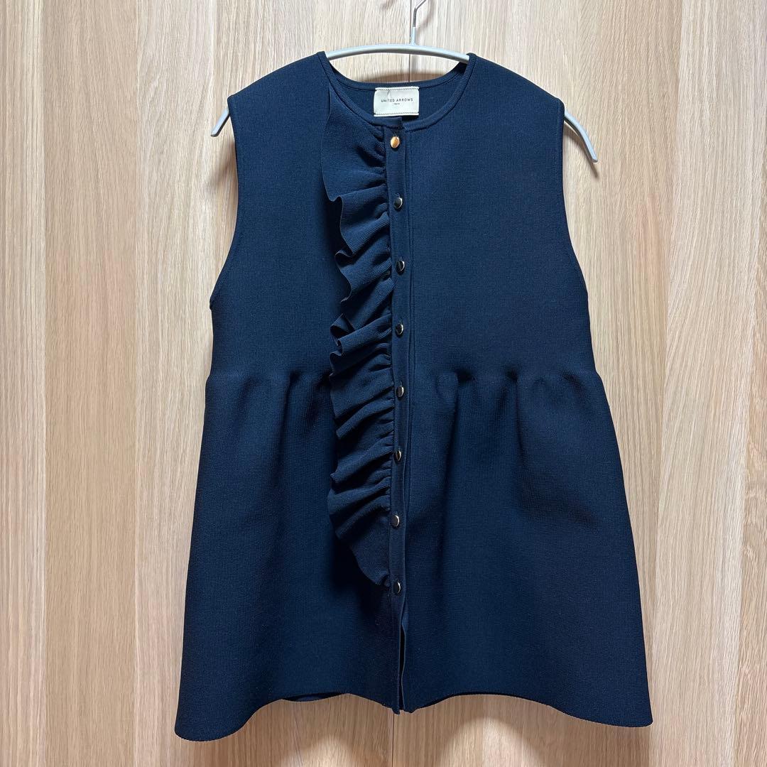 UNITED ARROWS・Pフリル　ベスト　ペプラム