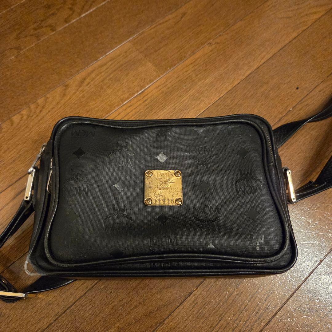 MCM ブラックレザーショルダーバッグ