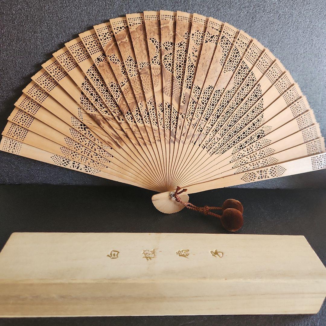 白檀製透かし彫り扇子と友箱付き