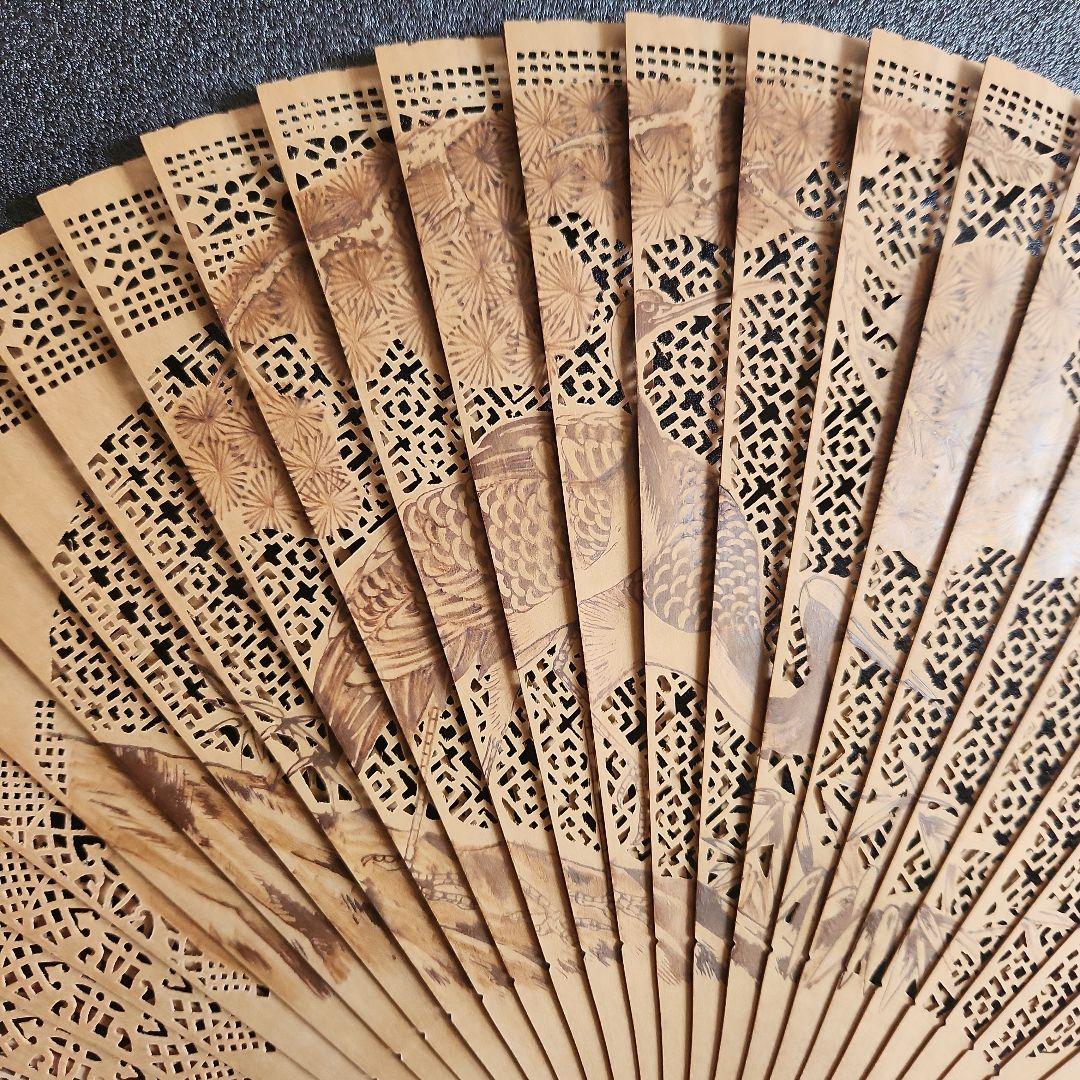 白檀製透かし彫り扇子と友箱付き