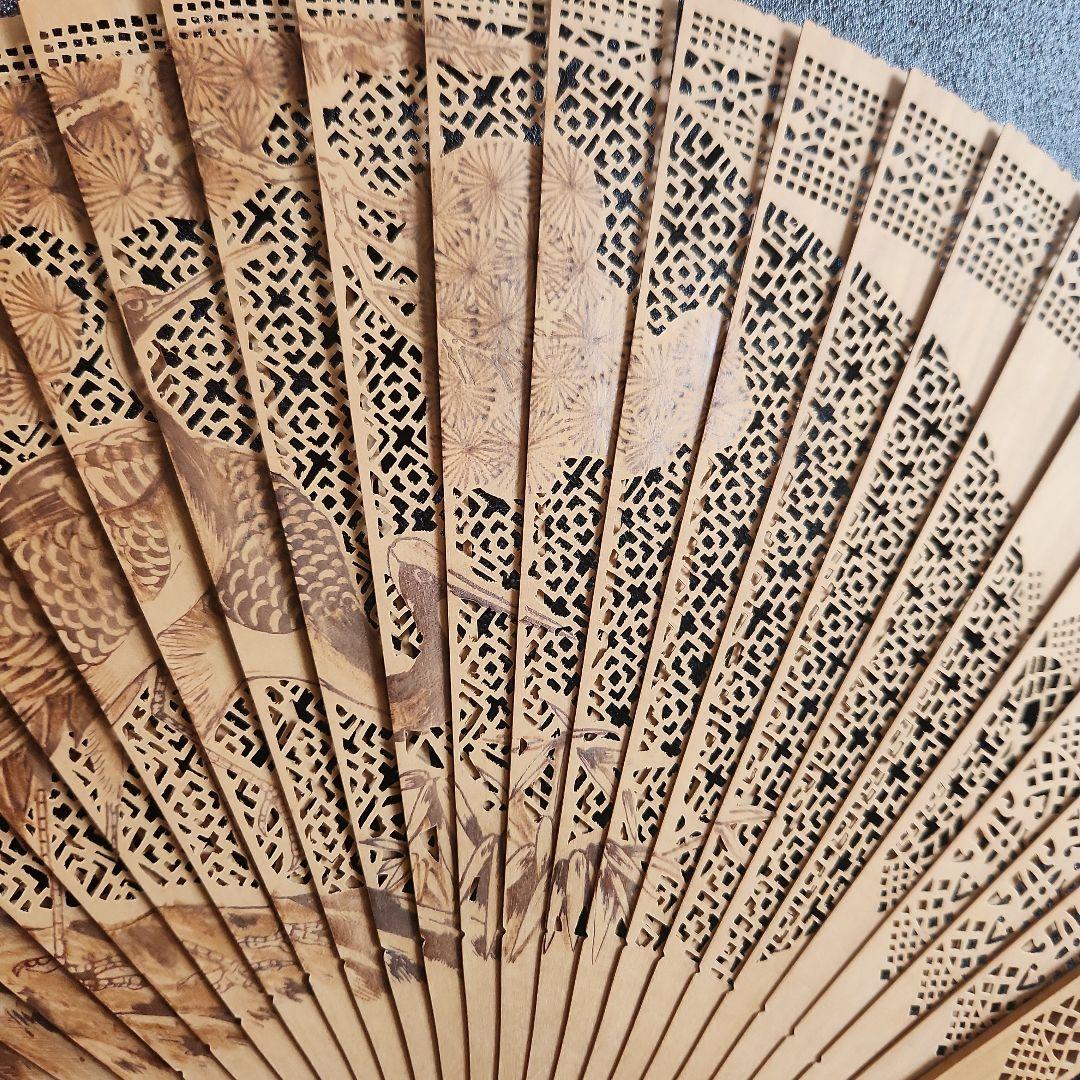 白檀製透かし彫り扇子と友箱付き