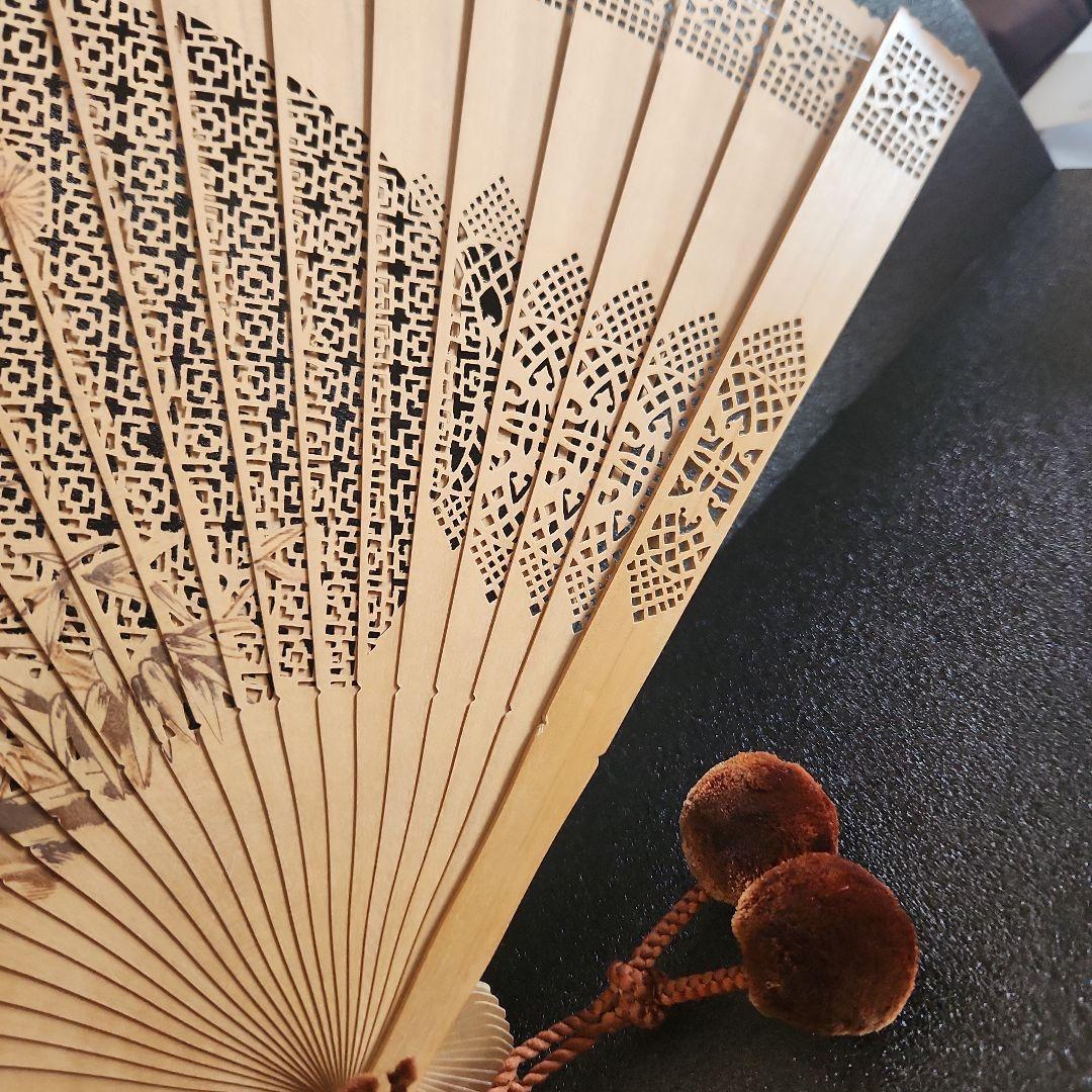 白檀製透かし彫り扇子と友箱付き