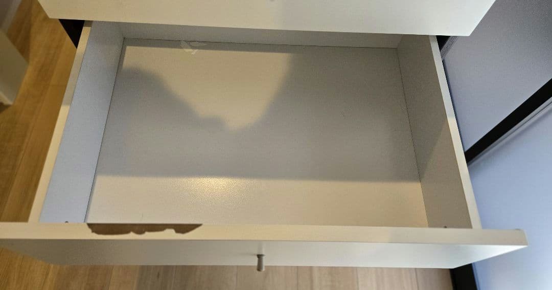 白黒の4段チェスト