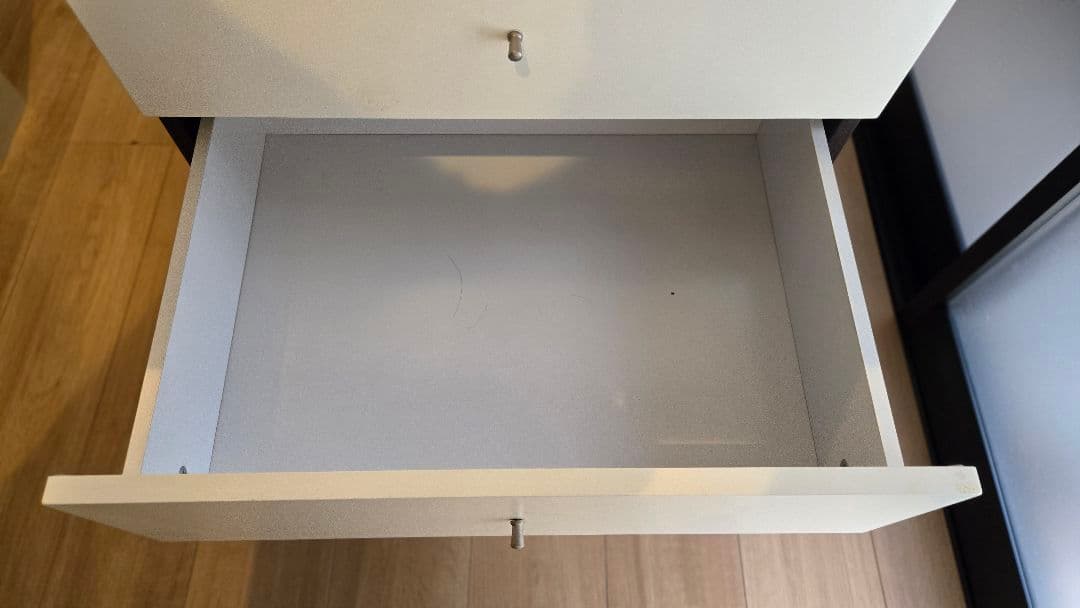 白黒の4段チェスト