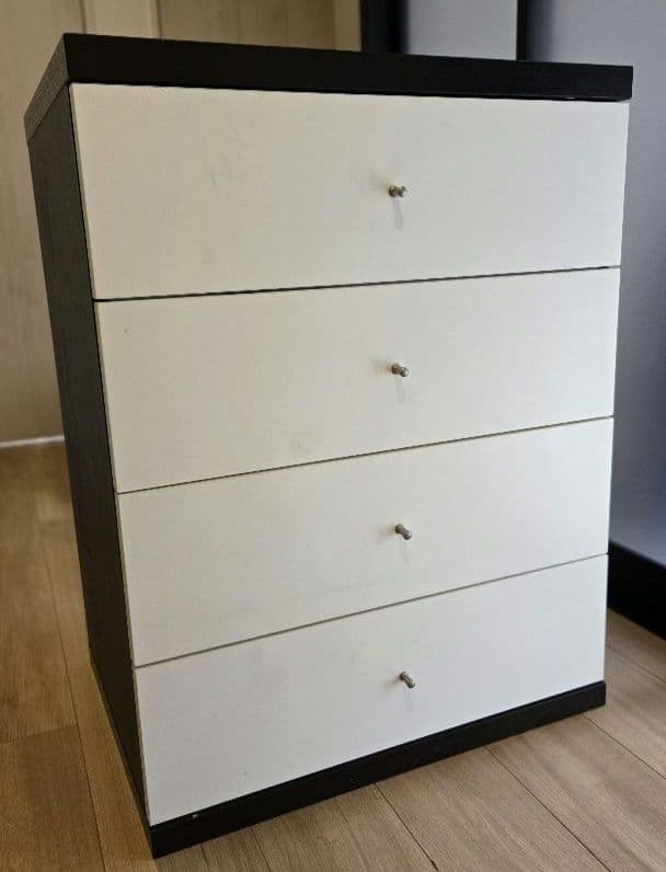 白黒の4段チェスト