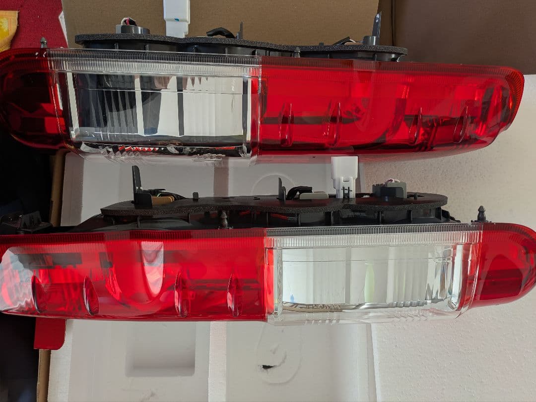 ハイエース8型　純正テールランプ　新車外し品　左右セット