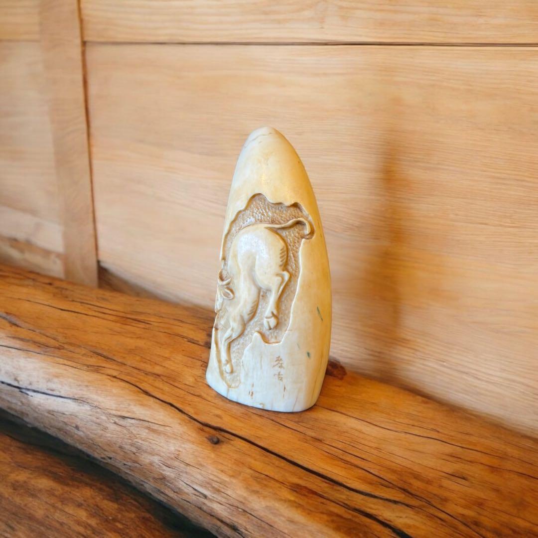 マッコウクジラ 鯨歯工芸品 抹香鯨 歯牙 鯨歯 歯鯨 在銘 牛 彫 169g