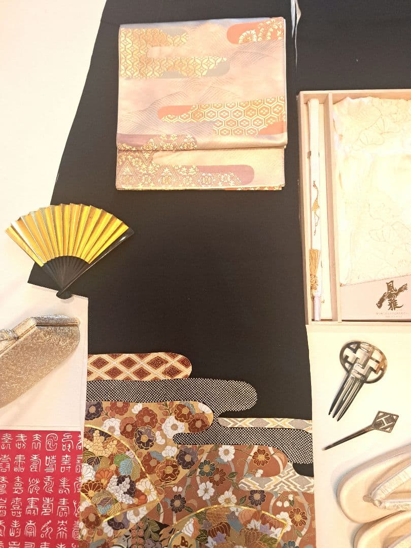 美品❇️豪華黒留袖　手描友禅　刺繍　絞り染め　比翼仕立て　５つ紋　フルセット