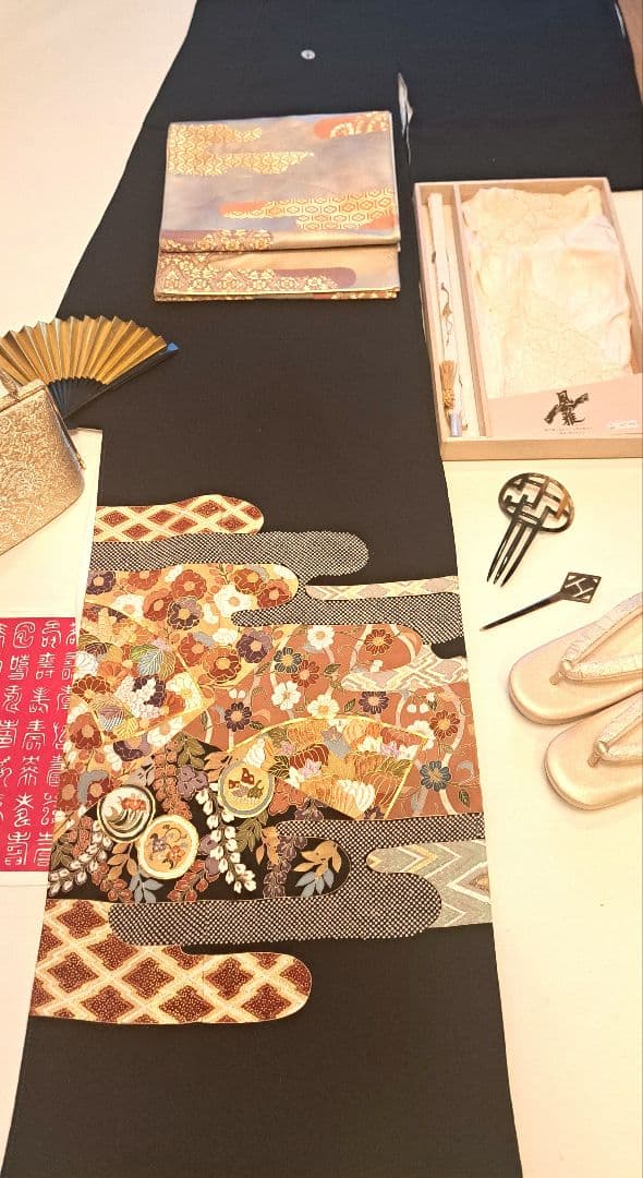 美品❇️豪華黒留袖　手描友禅　刺繍　絞り染め　比翼仕立て　５つ紋　フルセット