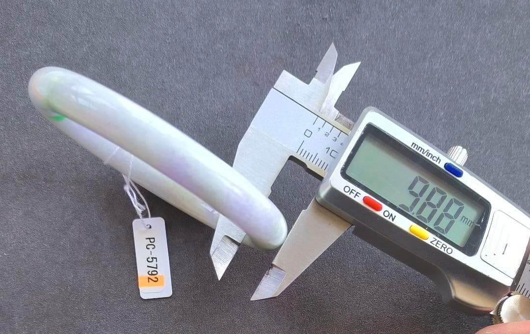 【日本鑑別書付】ラベンダーと陽緑の本翡翠バングル（内径57ミリ）5792