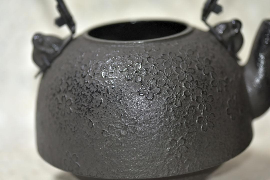 南部鉄瓶　鍋元造桜鉄瓶　【極上品】紙箱入り/お茶道具