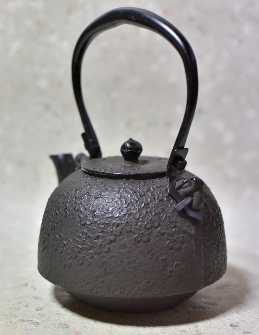 南部鉄瓶　鍋元造桜鉄瓶　【極上品】紙箱入り/お茶道具