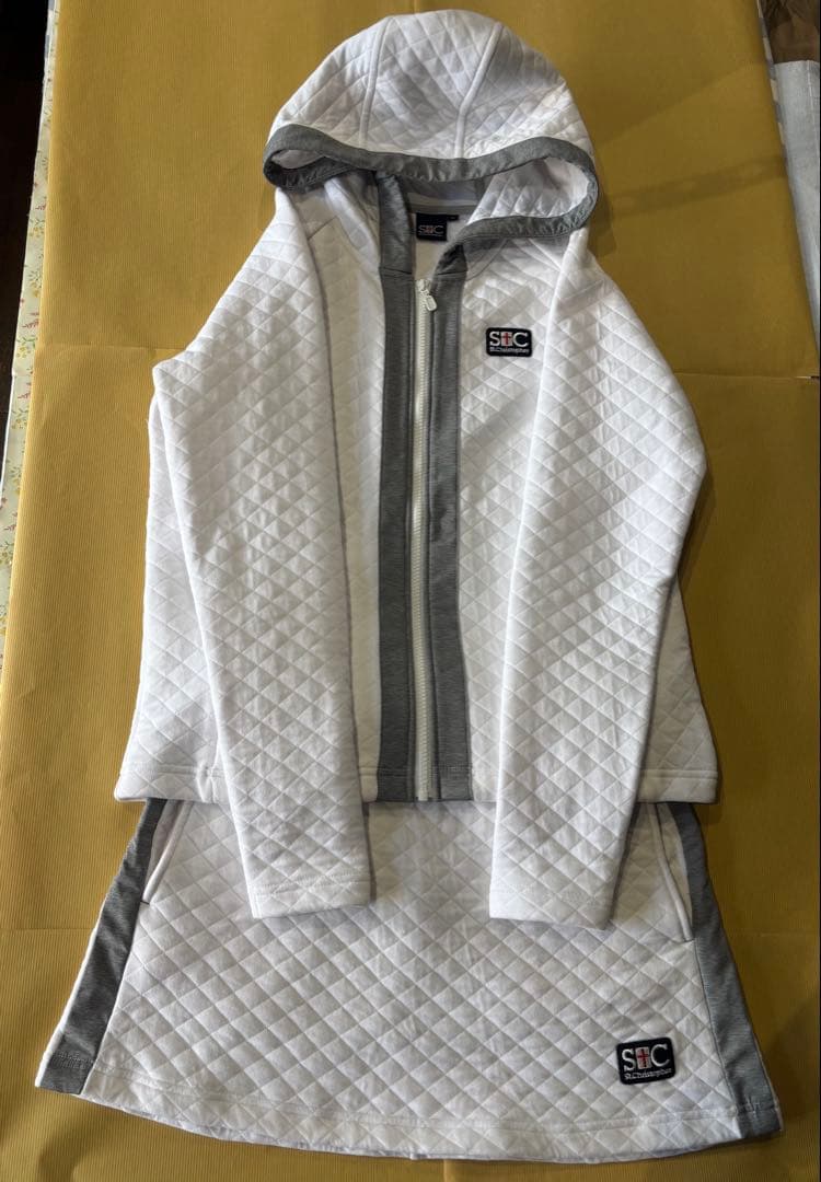 ☆未使用☆美品☆ フード付きキルティングジャケット　スコート おしゃれな冬の白♪