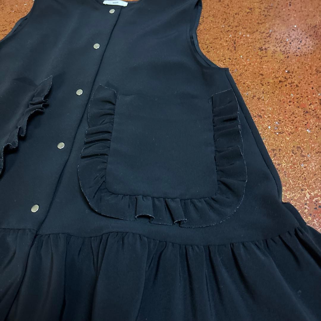 yori サイズF フリル付きポケットの黒ベスト