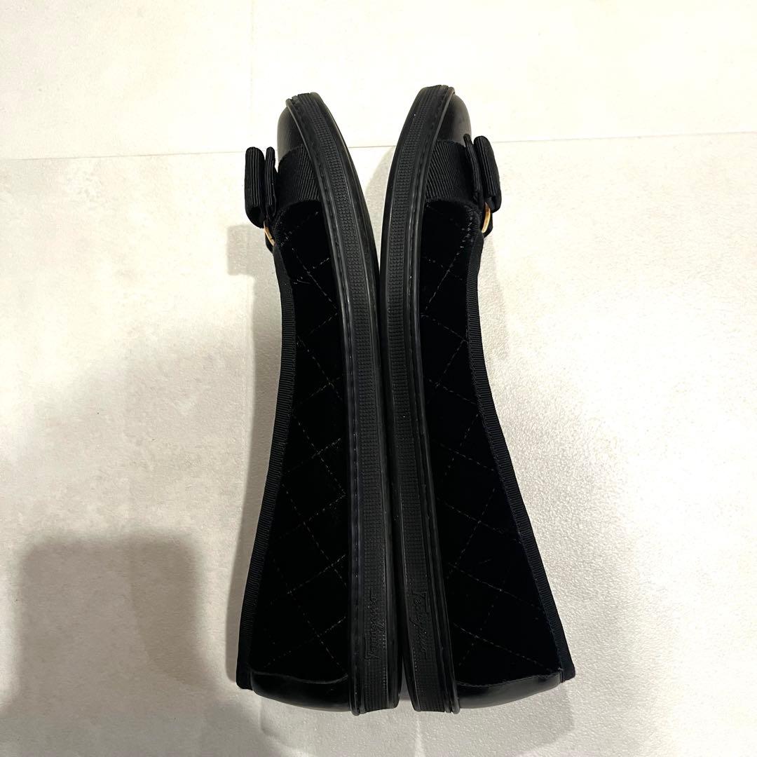 フェラガモ ブラック ベロアキルティングフラットシューズ