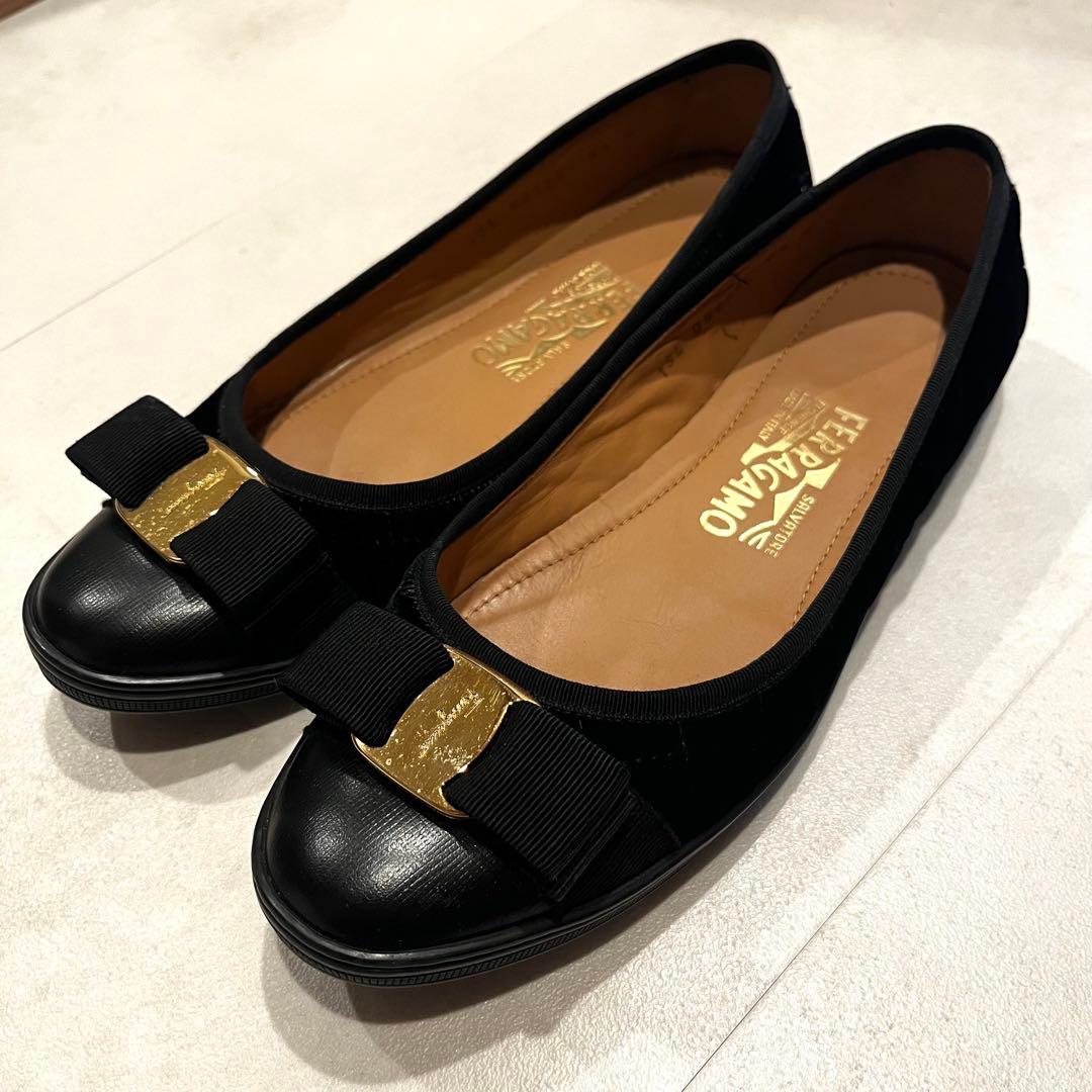 フェラガモ ブラック ベロアキルティングフラットシューズ
