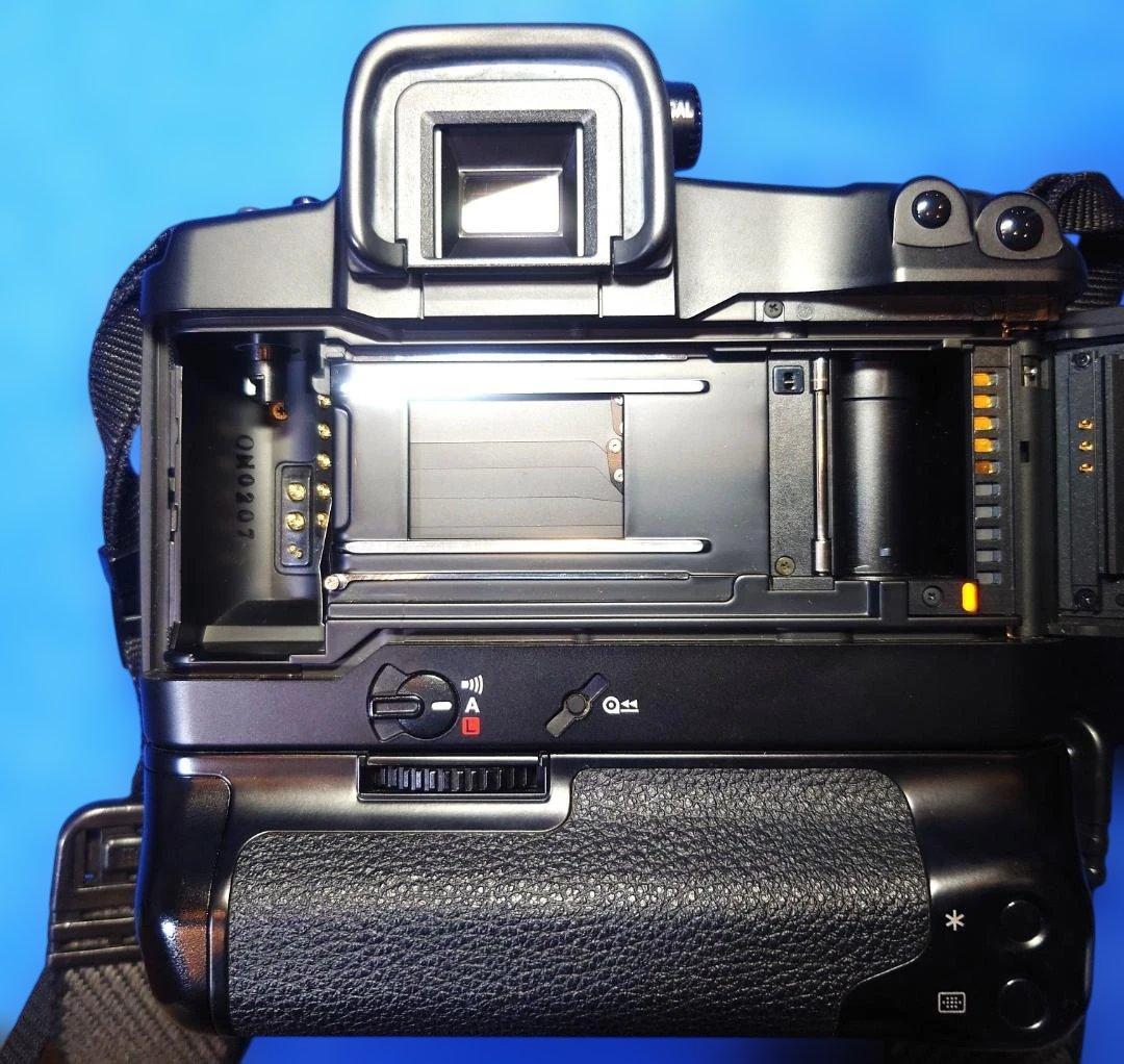 Canonキャノン EOS-3 ボディ PB-E2 付き フィルム一眼レフカメラ