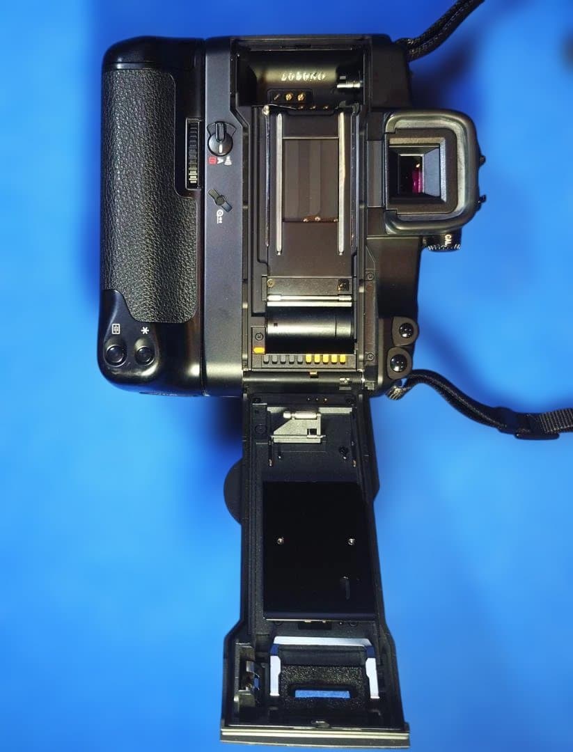 Canonキャノン EOS-3 ボディ PB-E2 付き フィルム一眼レフカメラ