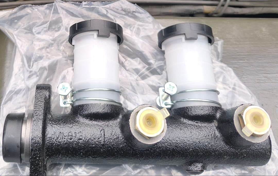 三菱ジープ ブレーキマスターシリンダー アッセンブリ