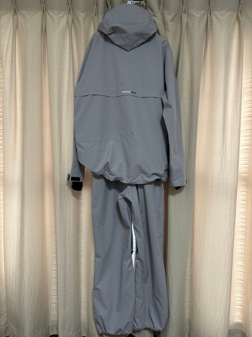 ライトグレーのスノーボードウェア MセットアップAshgreen