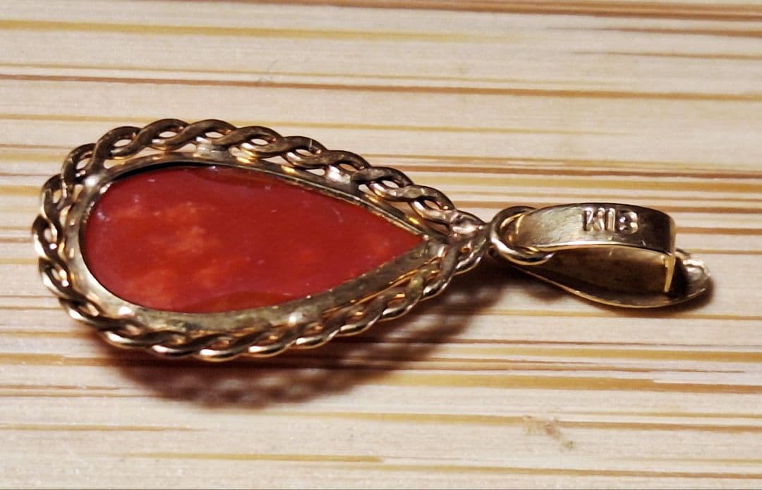 K18　18金 涙型　本珊瑚 ネックレストップ 天然石　総重量0.7g