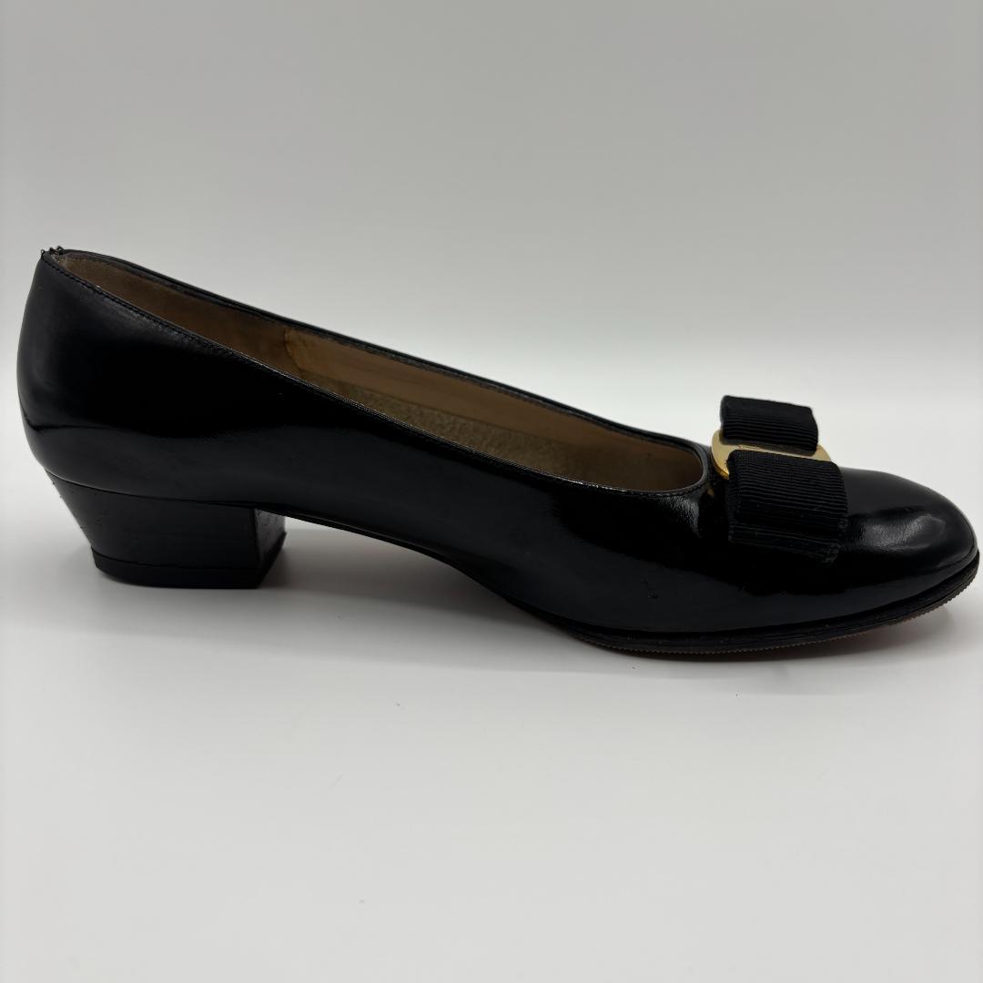 美品✨️フェラガモ ヴァラリボンローヒールエナメルパンプス 24cm 黒 金具