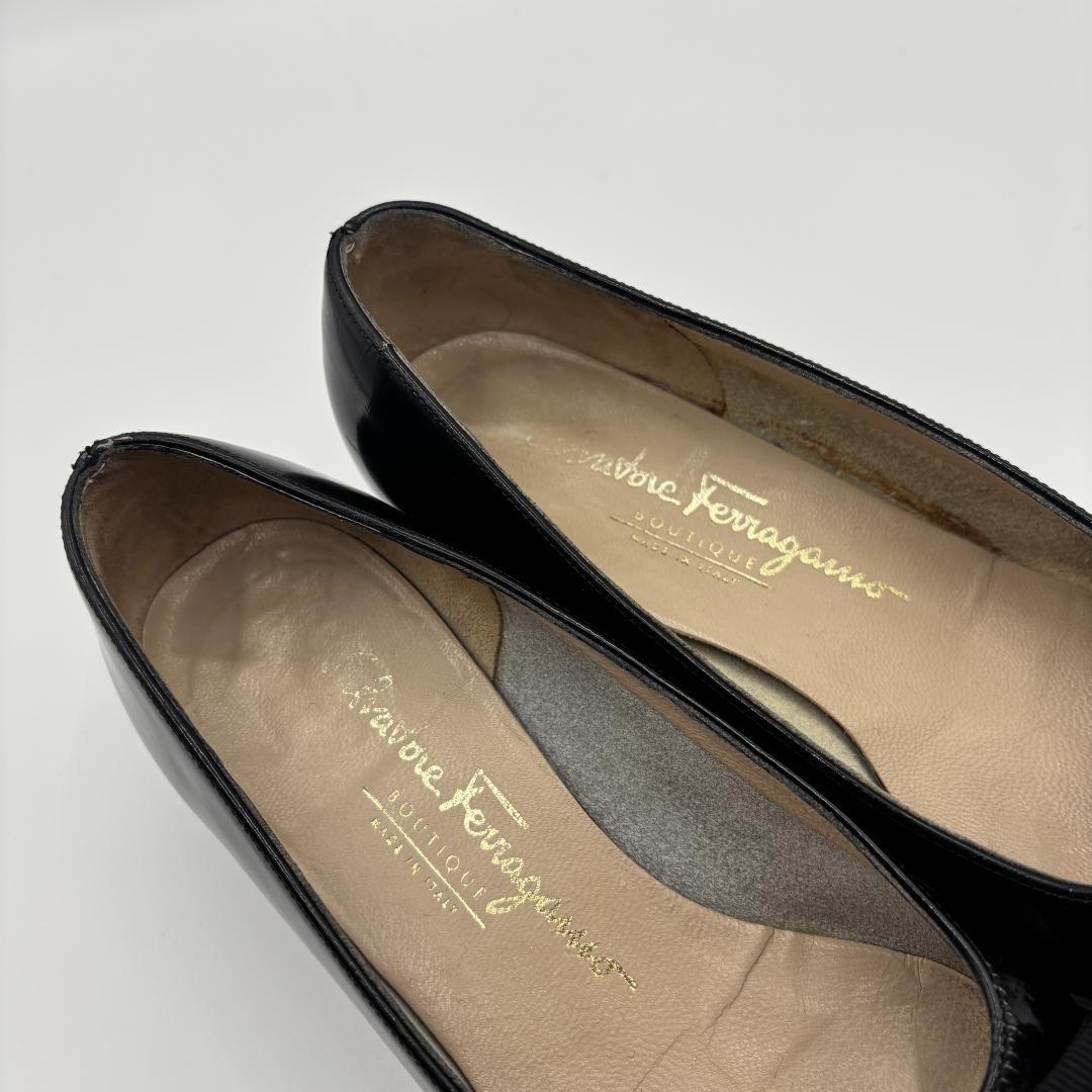 美品✨️フェラガモ ヴァラリボンローヒールエナメルパンプス 24cm 黒 金具