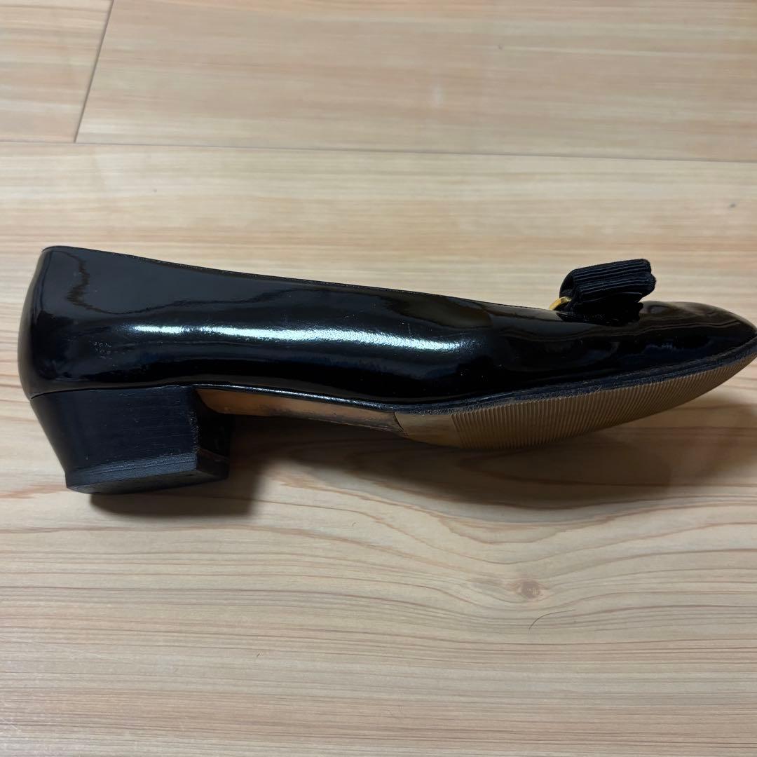 美品✨️フェラガモ ヴァラリボンローヒールエナメルパンプス 24cm 黒 金具