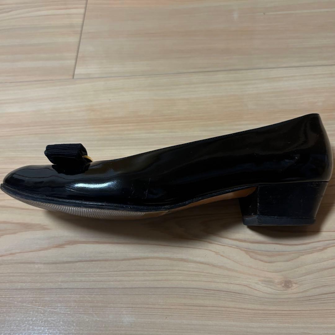美品✨️フェラガモ ヴァラリボンローヒールエナメルパンプス 24cm 黒 金具