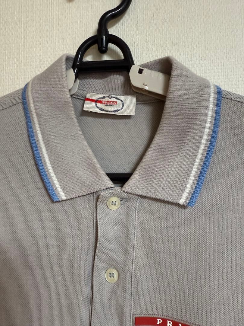 プラダ　グレー ポロシャツ 青白ストライプ襟