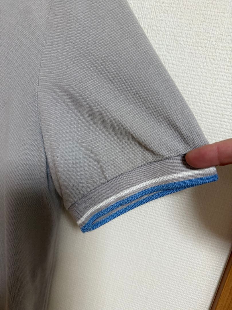 プラダ　グレー ポロシャツ 青白ストライプ襟