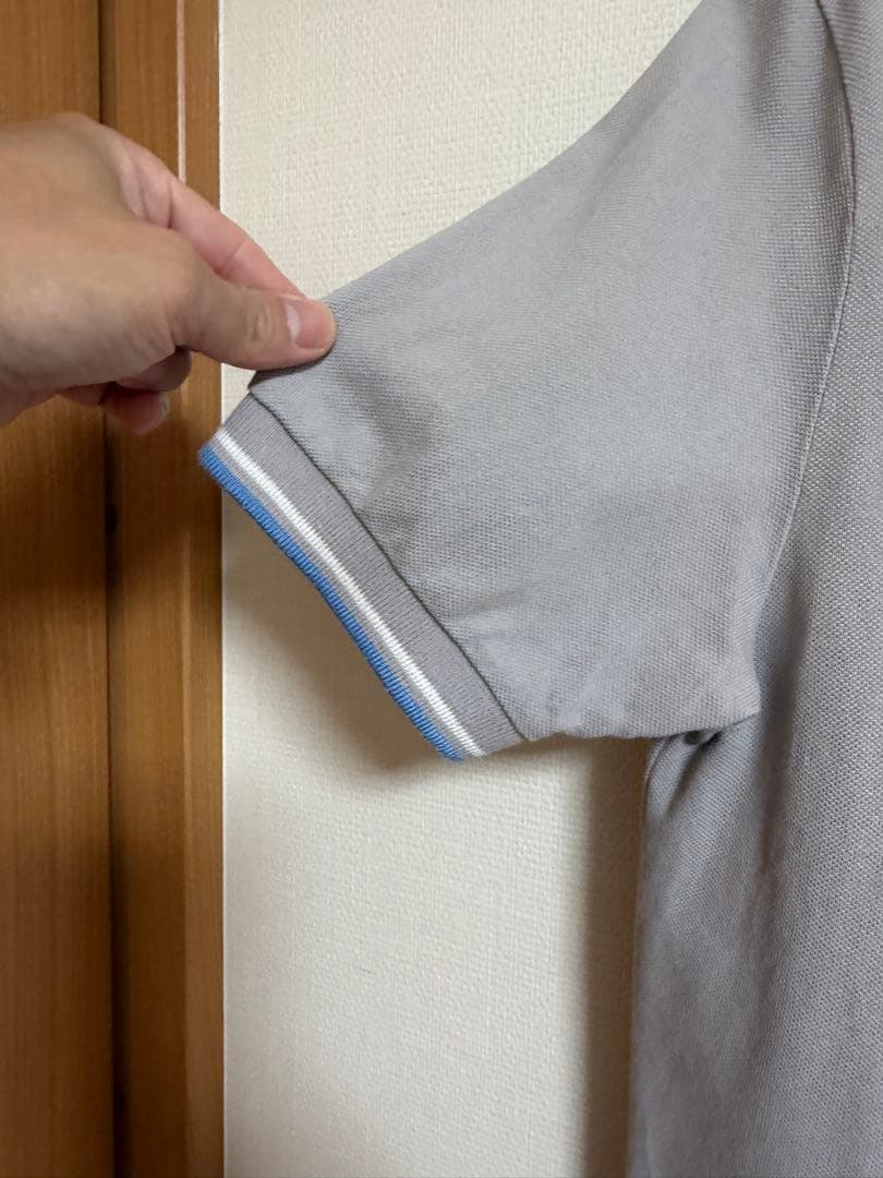 プラダ　グレー ポロシャツ 青白ストライプ襟