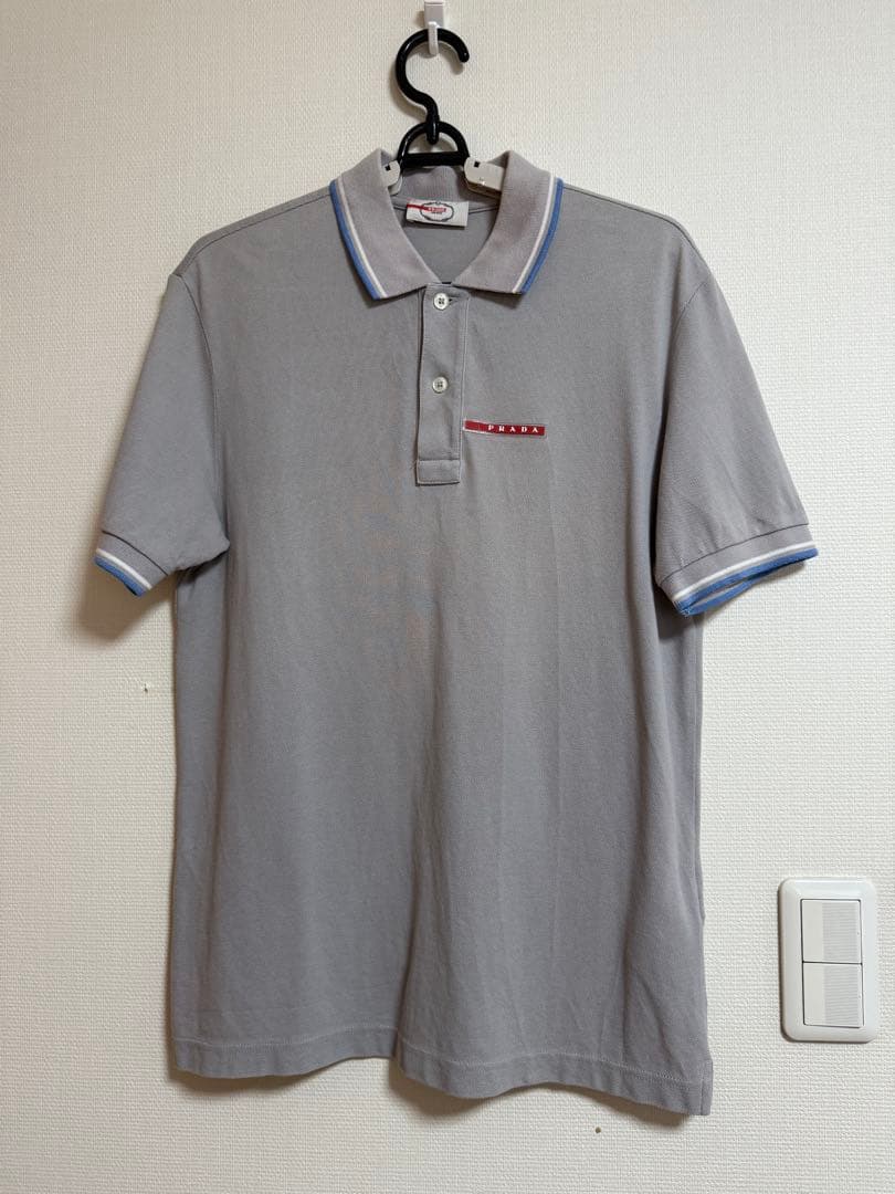 プラダ　グレー ポロシャツ 青白ストライプ襟