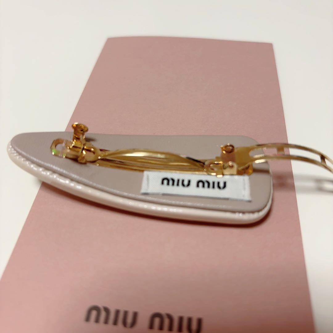パテントレザー ヘアクリップ miumiu ミュウミュウ 薄ピンク ベージュ