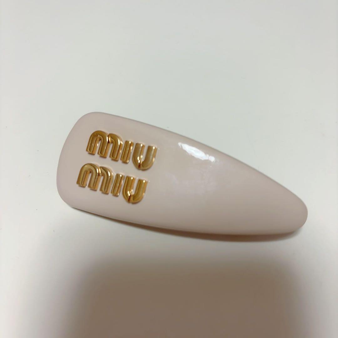 パテントレザー ヘアクリップ miumiu ミュウミュウ 薄ピンク ベージュ