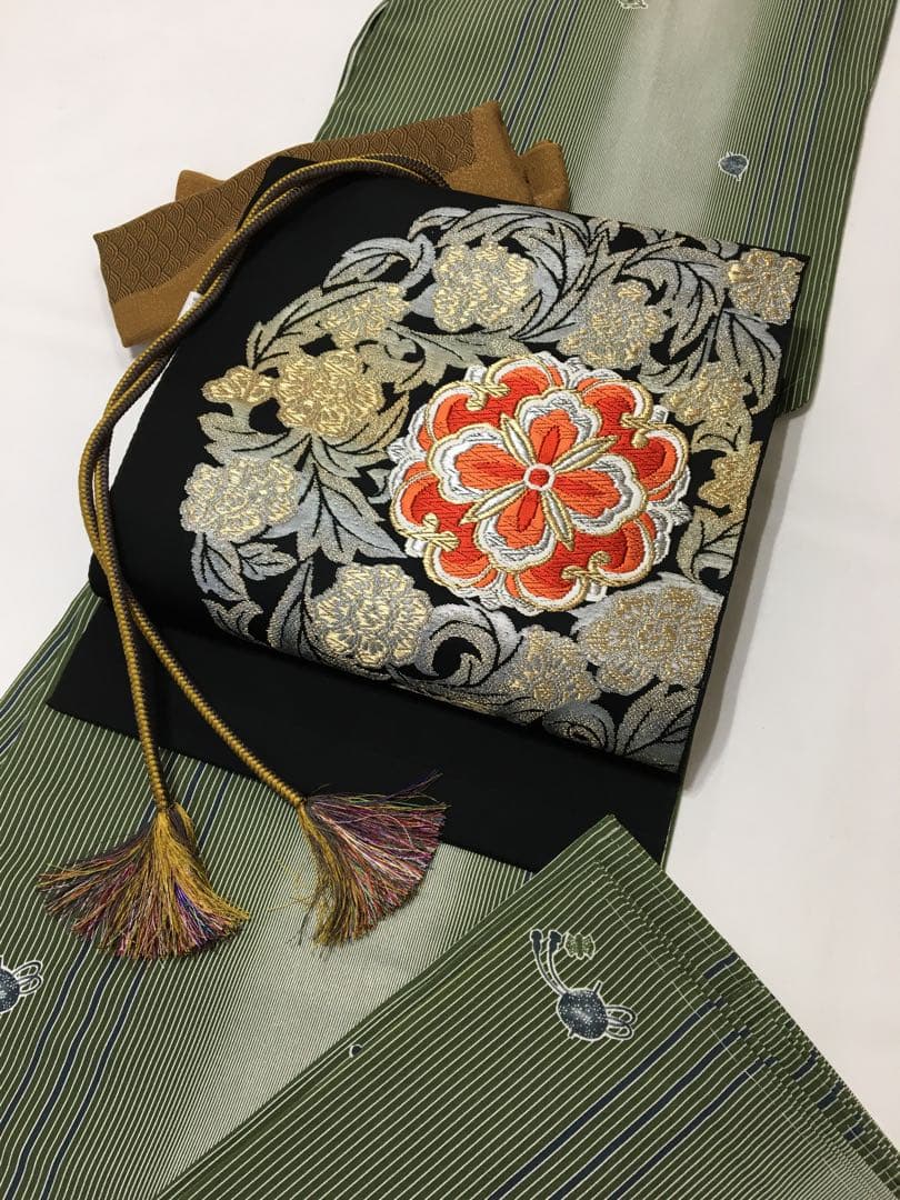 インパクトが放つ【名古屋帯】正絹　刺繍　ブラック