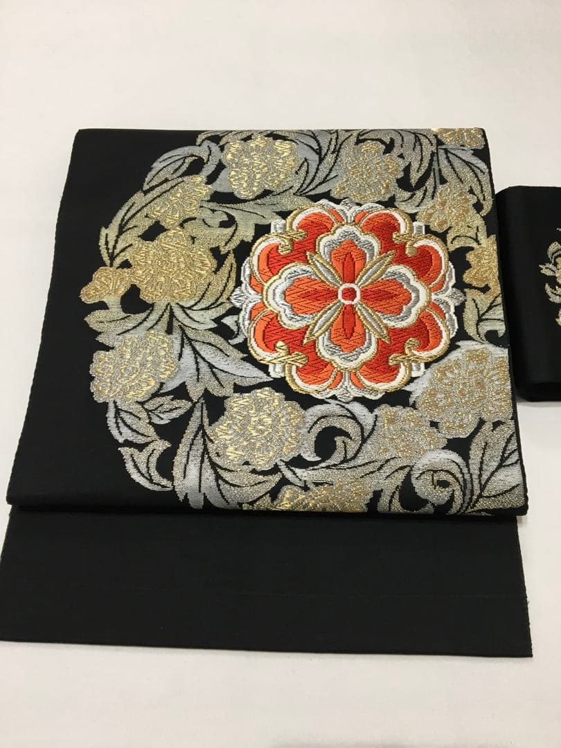 インパクトが放つ【名古屋帯】正絹　刺繍　ブラック