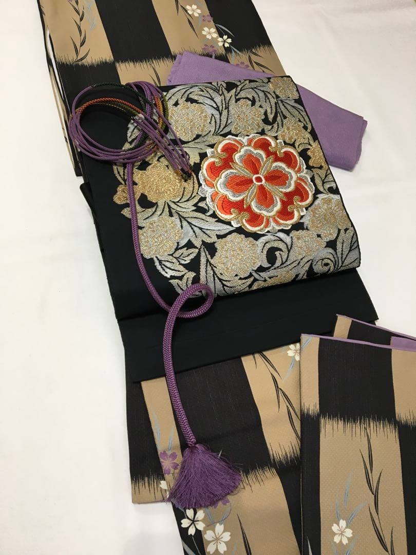 インパクトが放つ【名古屋帯】正絹　刺繍　ブラック