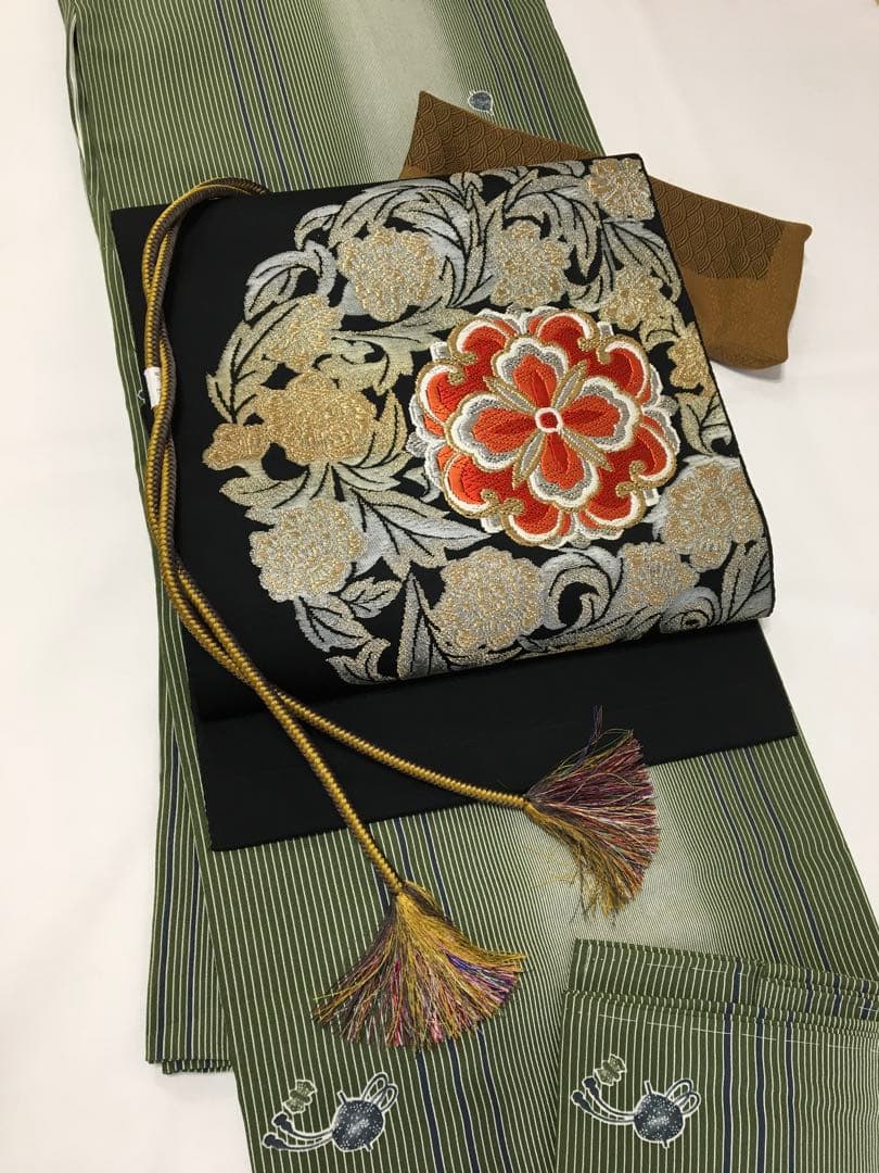 インパクトが放つ【名古屋帯】正絹　刺繍　ブラック