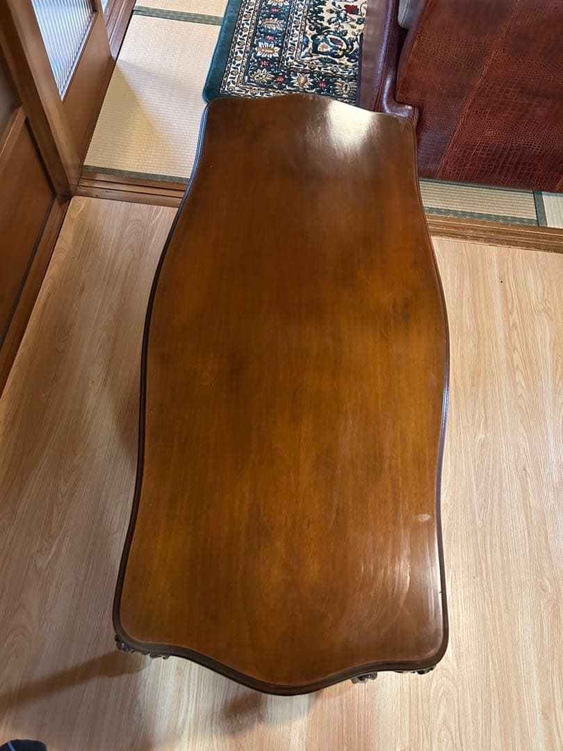 彫刻装飾付き木製テーブル