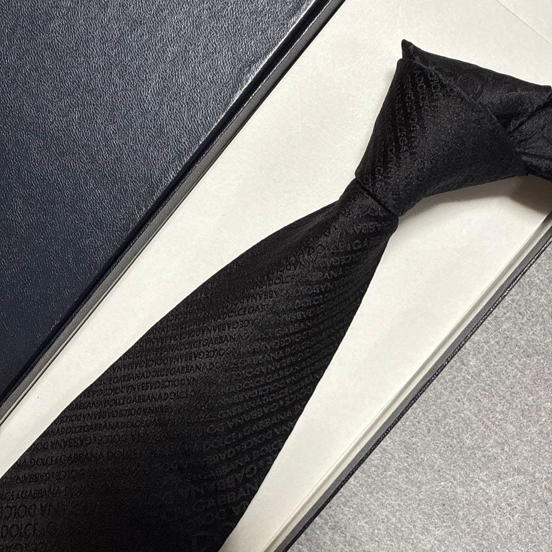 未使用タグ付　ドルチェアンドガッパーナ　ネクタイ　黒　ロゴ総柄