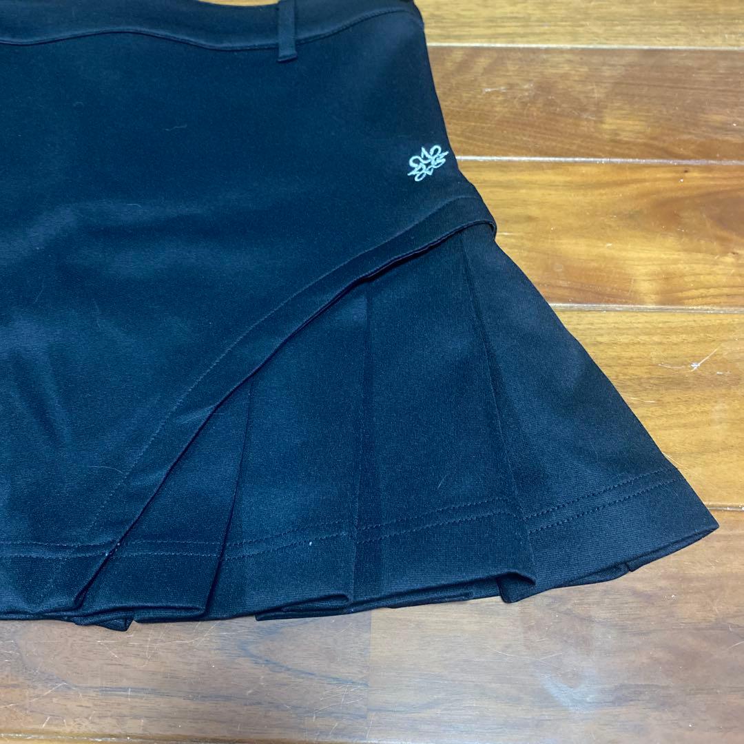 セントアンドリュース黒のプリーツスカート 花のロゴ付き