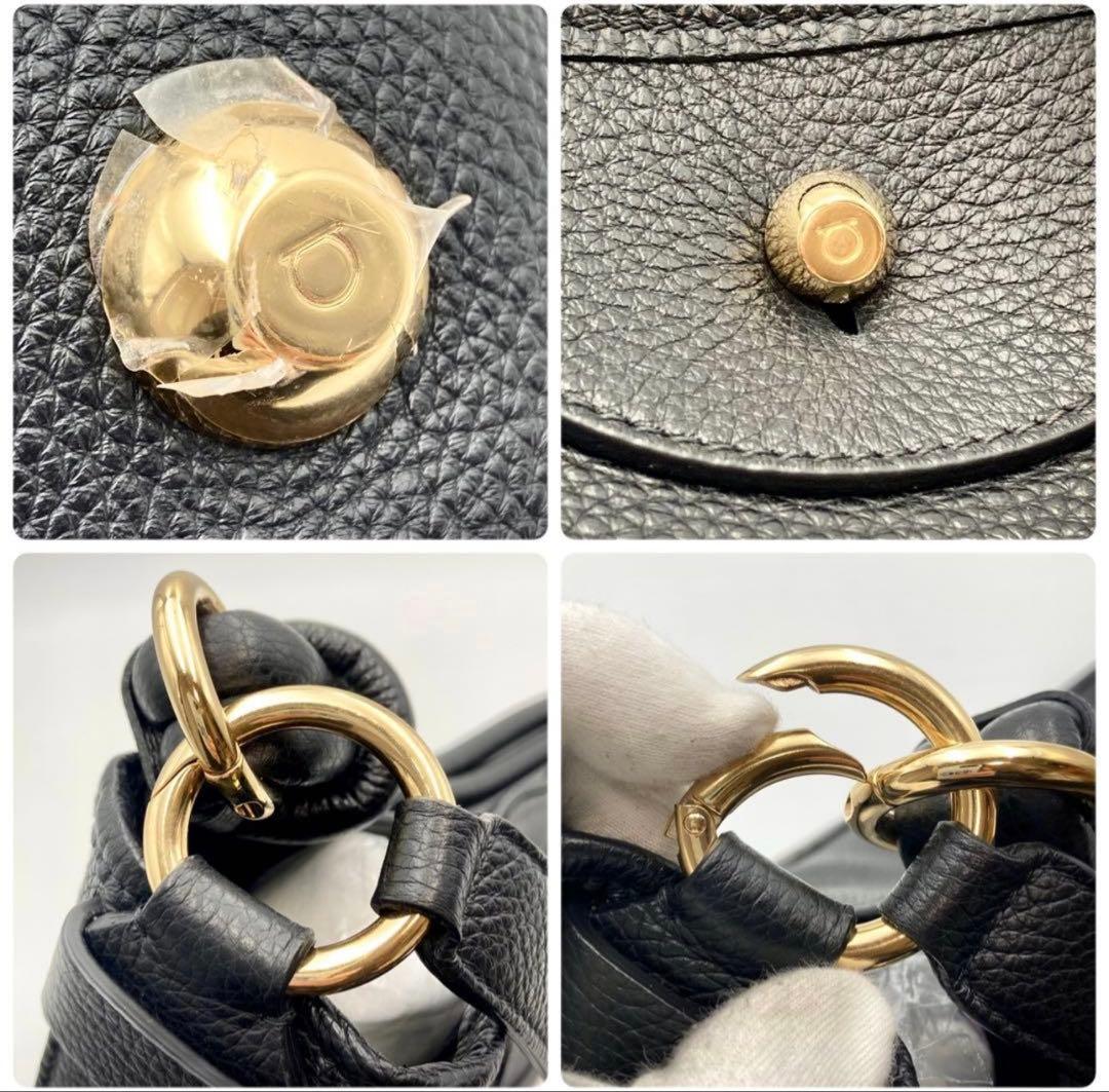 フェラガモ　ショルダーバッグ　ブラック