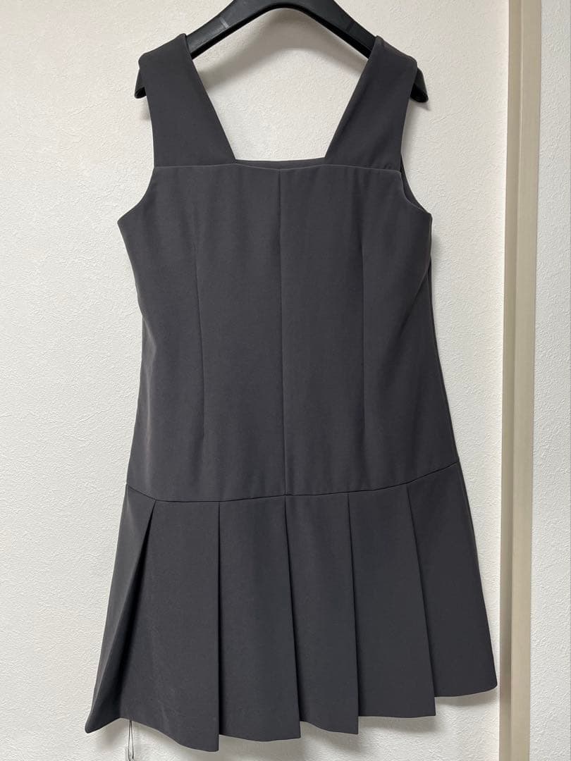 トップス SQUARE NECK LADY LIKE PLEATS TOP