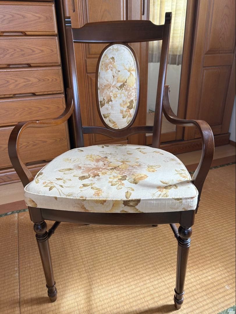 ②カリモク KARIMOKU 花柄椅子　１脚