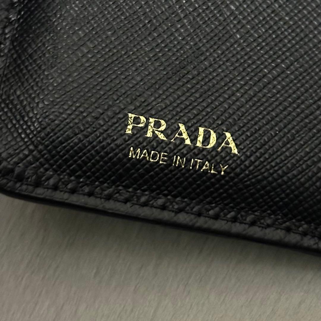 PRADA プラダ　折り財布　ラウンドファスナー　ゴールドロゴ　ブラック