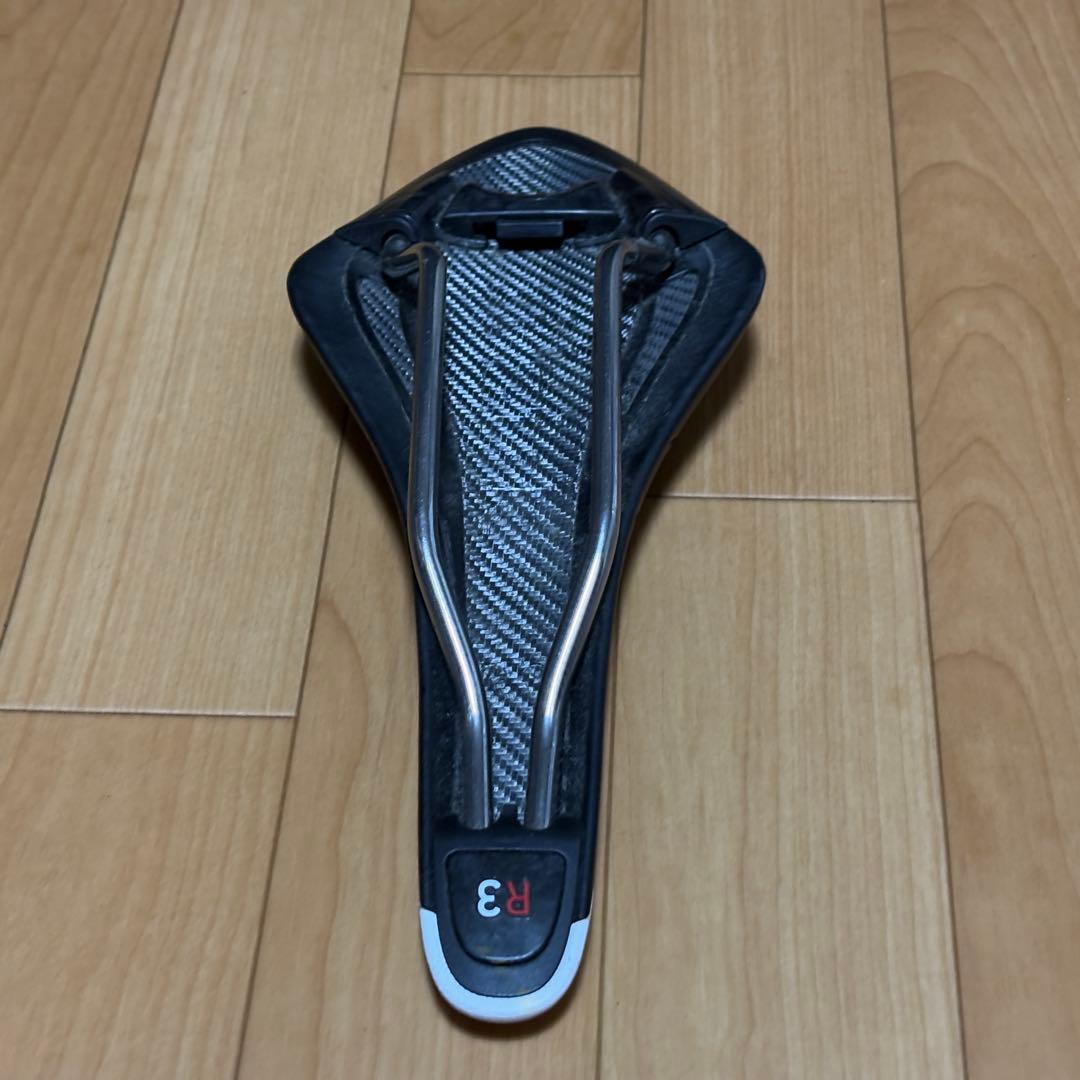 フィジーク アリオネ R3 サドル