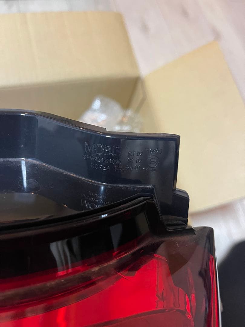 KZ14　三菱 デリカd5 右テールランプ 8330B138