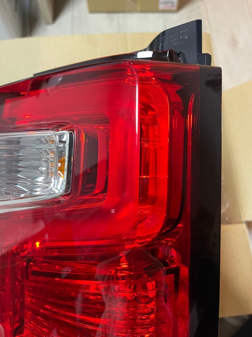 KZ14　三菱 デリカd5 右テールランプ 8330B138