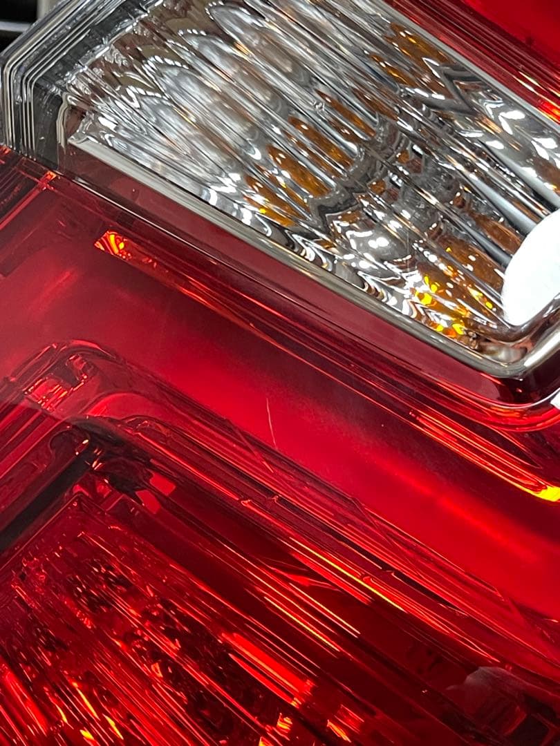 KZ14　三菱 デリカd5 右テールランプ 8330B138